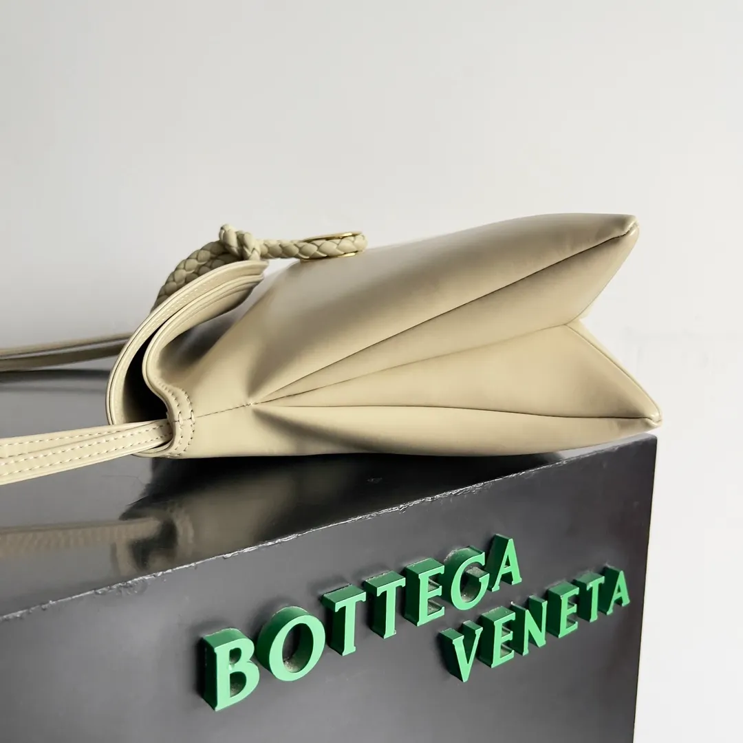 Batch 1680 Inspired by the 1970s, the Bottega Veneta women's logo shoulder bag has a smooth leather surface that brings a clean and handsome feel, just like the neatness and tenacity of a working woman. The front buckle is made of high-quality hardware pendant, the overall retro elegance, and the excellent leather feels soft. This Bottega Veneta series can be described as beautiful, weakening the complexity of the outfit, not competing for it, and only using the best quality to interpret itself. Style number: 806034 (large size) Size: 30*20*8cm